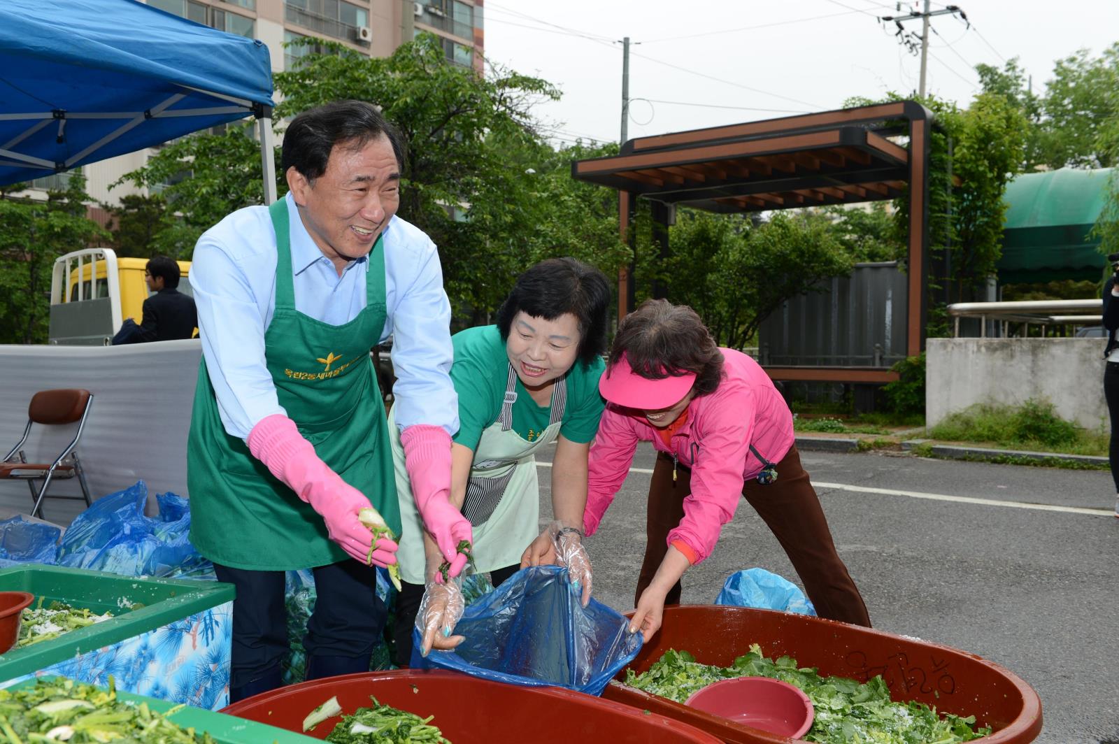 옥련1,2동 새마을부녀회 소외계층을 위한 계절김치 담그기 행사의 2번째 이미지