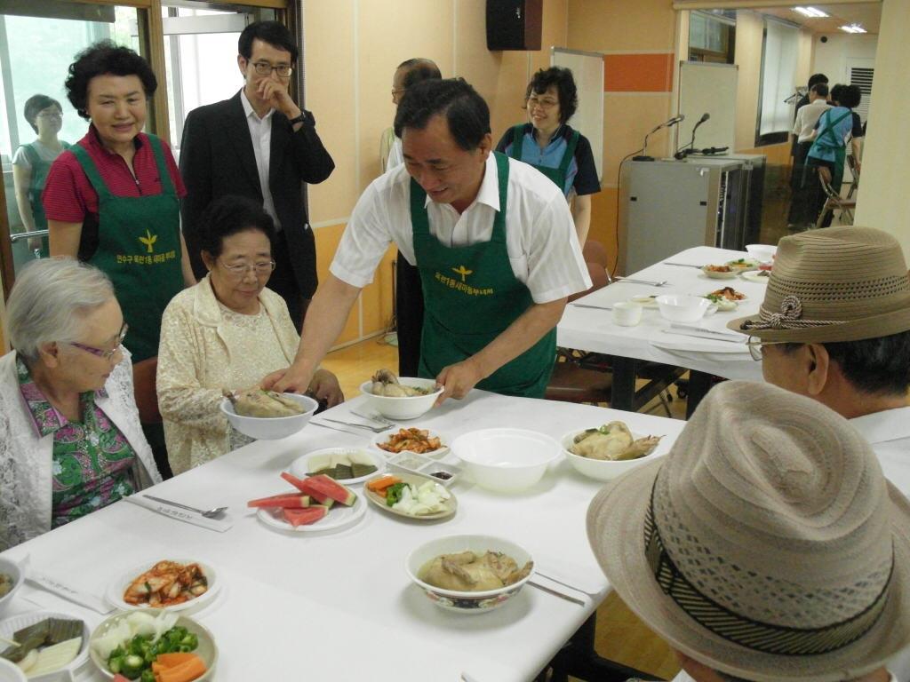 옥련1동 새마을부녀회, 지역 어르신 초청 삼계탕 대접의 1번째 이미지