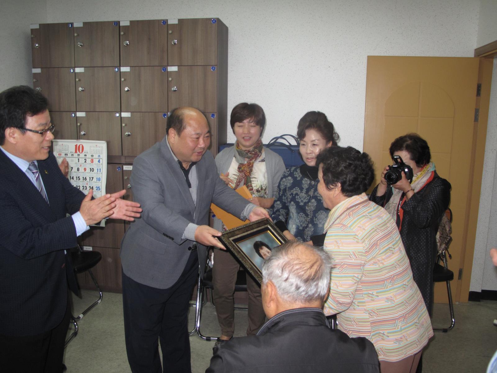 청학동 주민자치센터 ‘멋진 미소, 사랑의 장수사진 전달식』의 2번째 이미지