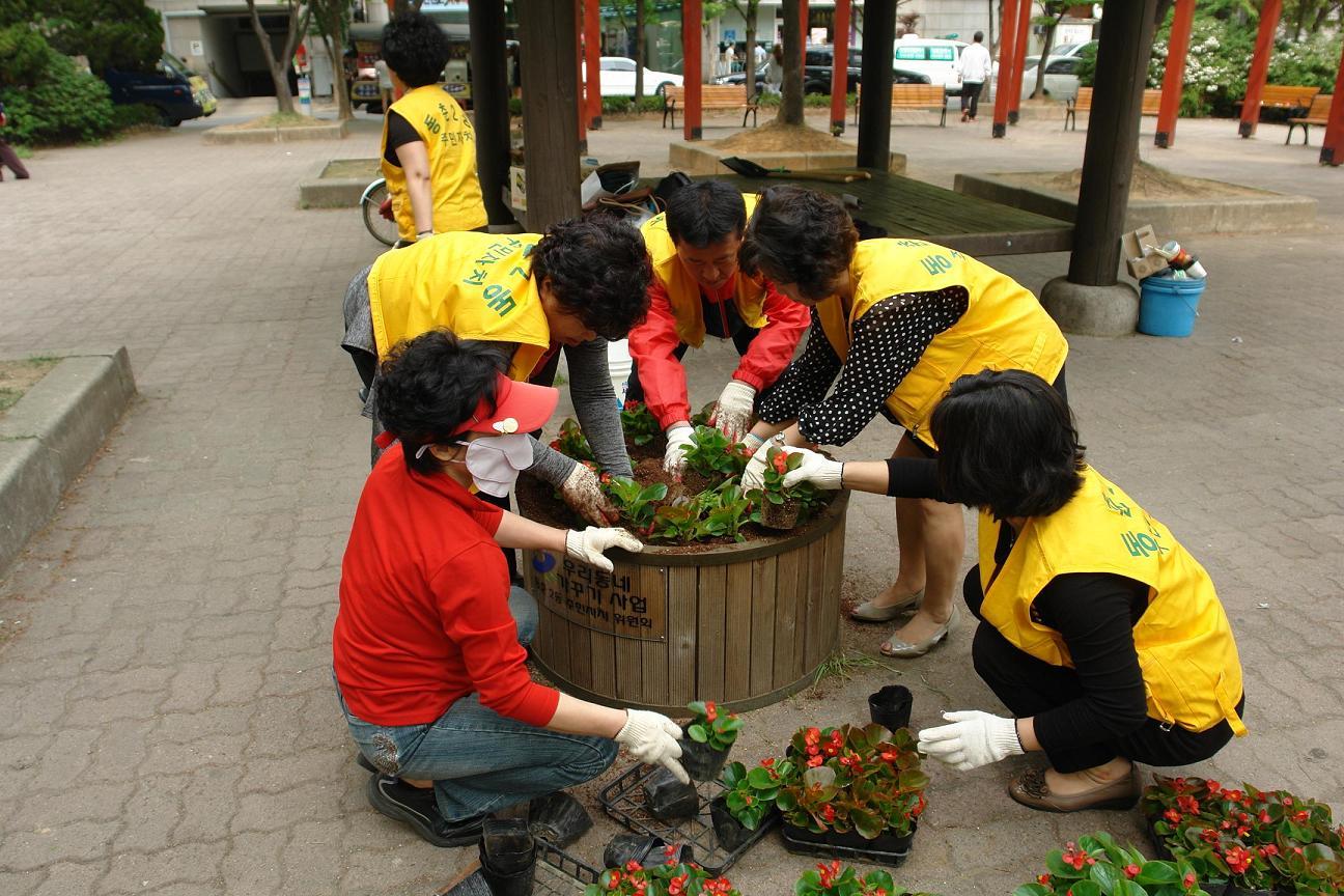 동춘2동 ‘우리마을가꾸기’ 꽃 심기 행사의 1번째 이미지