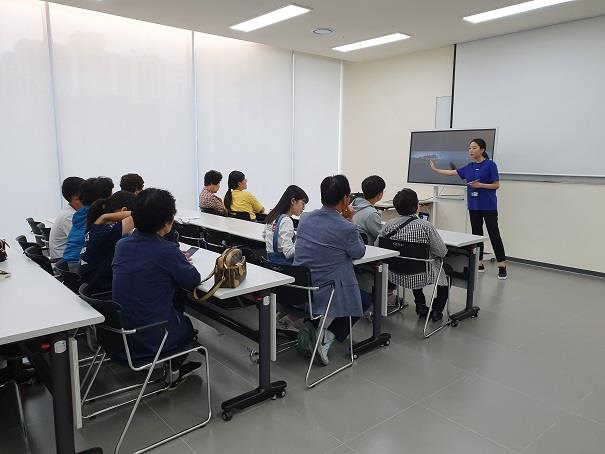 어르신 스마트폰 교육 활동의 1번째 이미지