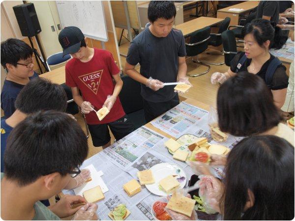 청소년 자원봉사학교- 어르신을 위한 샌드위치 만들기의 1번째 이미지