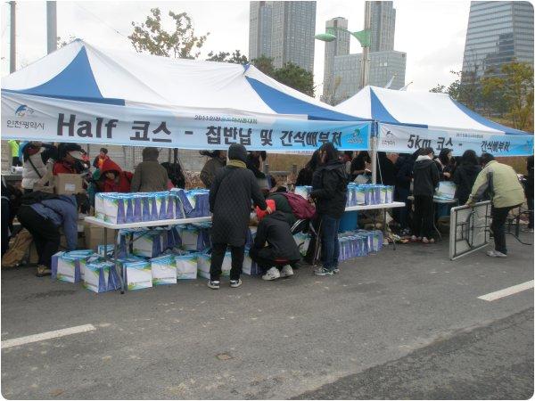 연수구자원봉사센터 송도 국제 마라톤대회 자원봉사활동 실시의 2번째 이미지